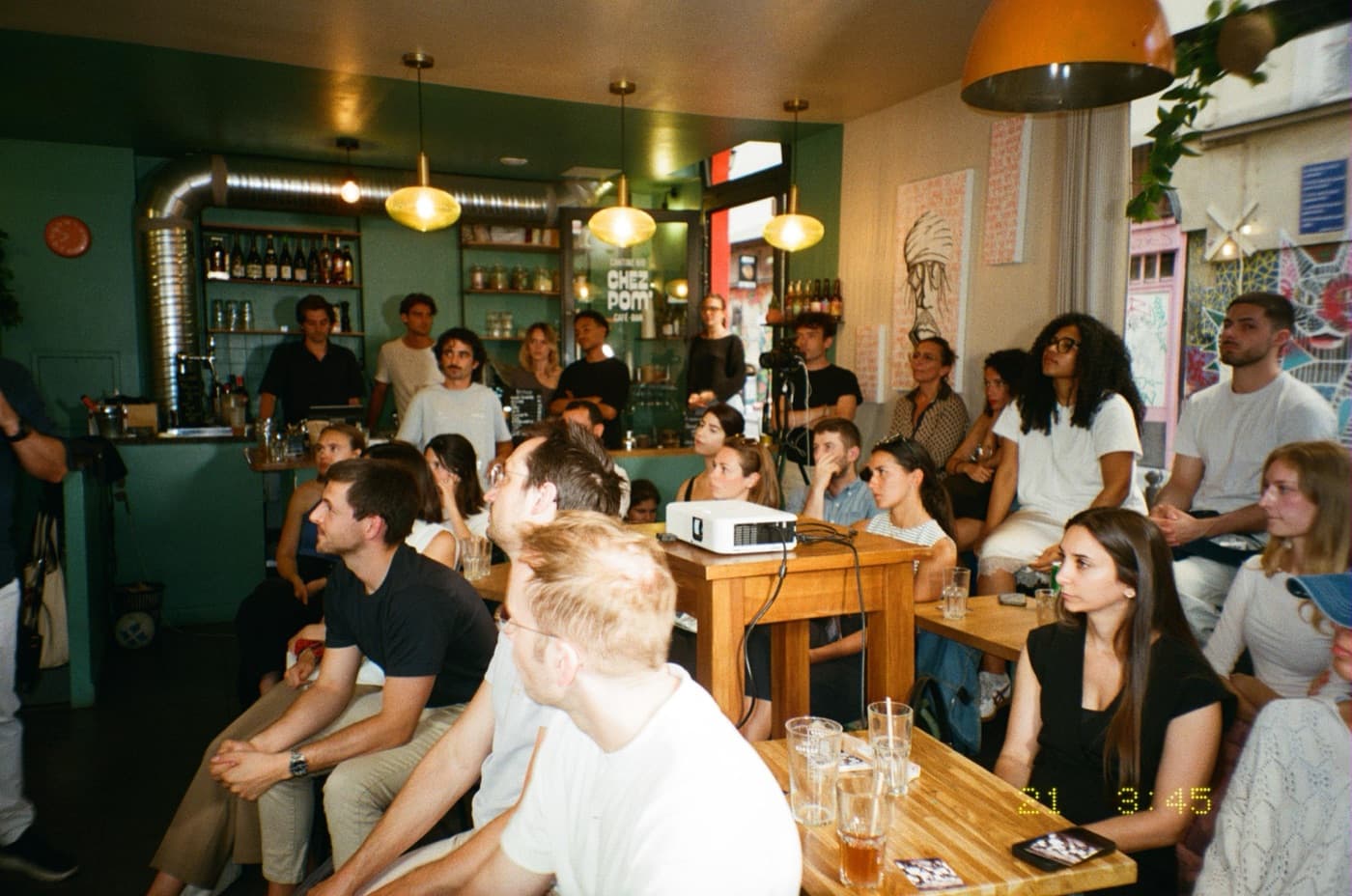 Une conférence Le Briefing dans un bar parisien